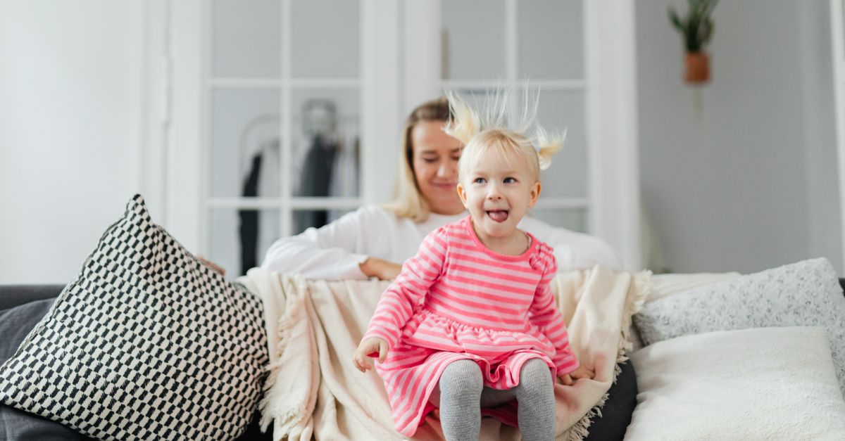 Mãe e filha brincando juntas na sala de casa