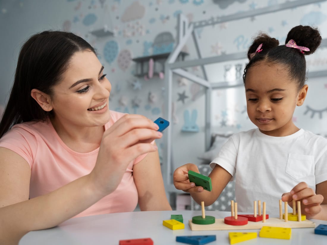 Criança concentrada em um jogo educativo durante a avaliação