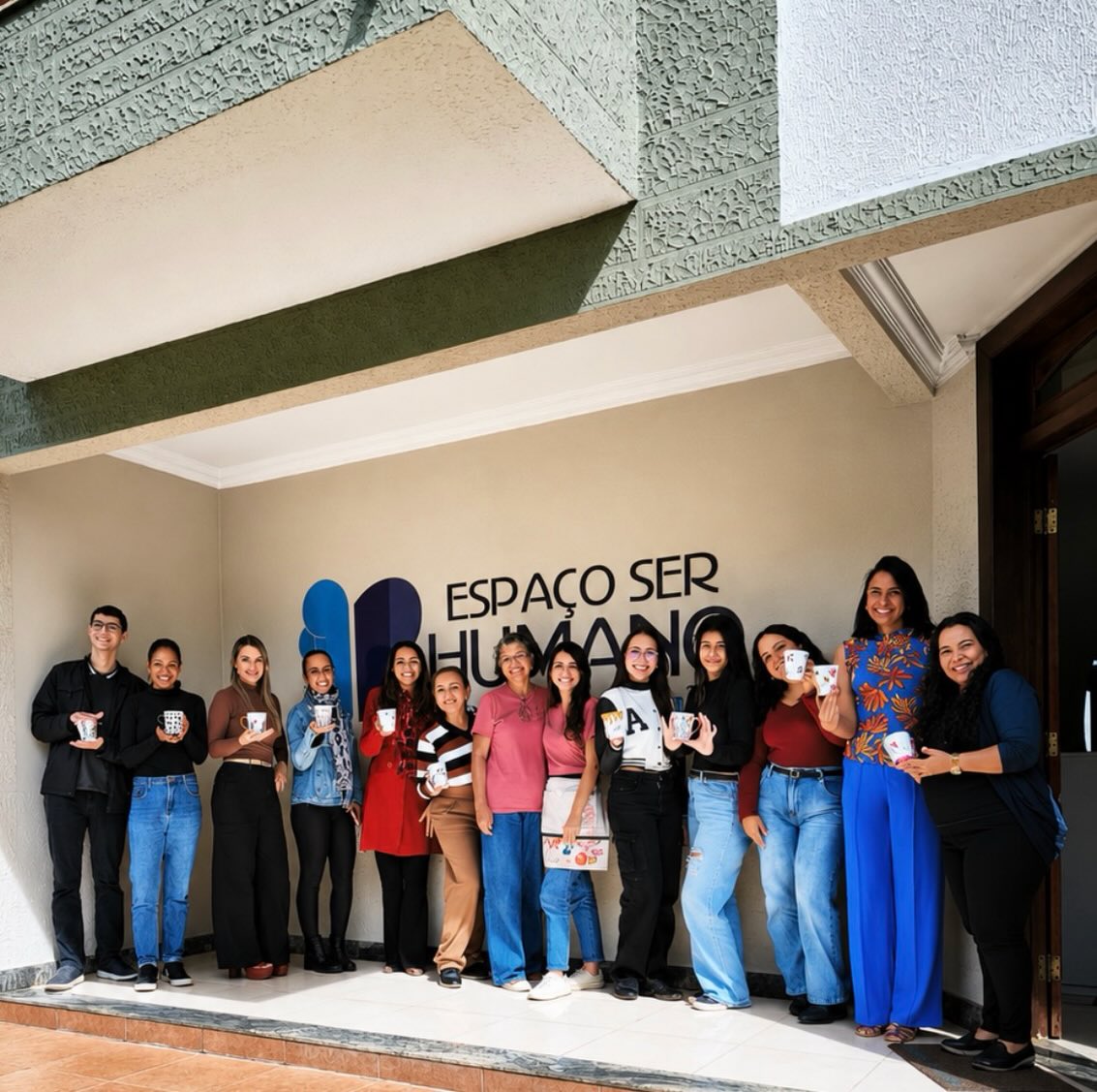 Equipe do Espaço Ser Humano reunida na entrada da clínica