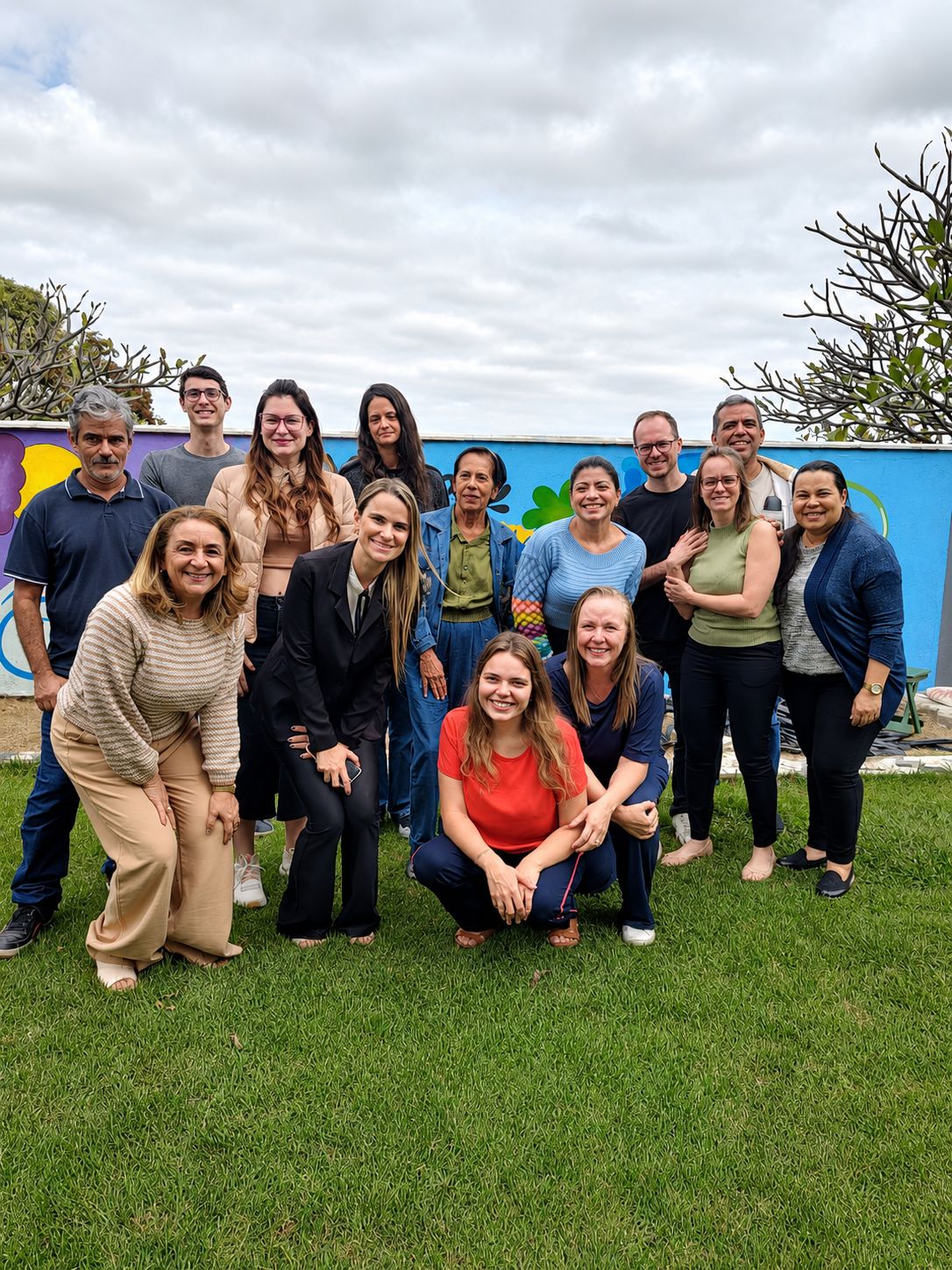 Equipe do Espaço Ser Humano reunida ao ar livre
